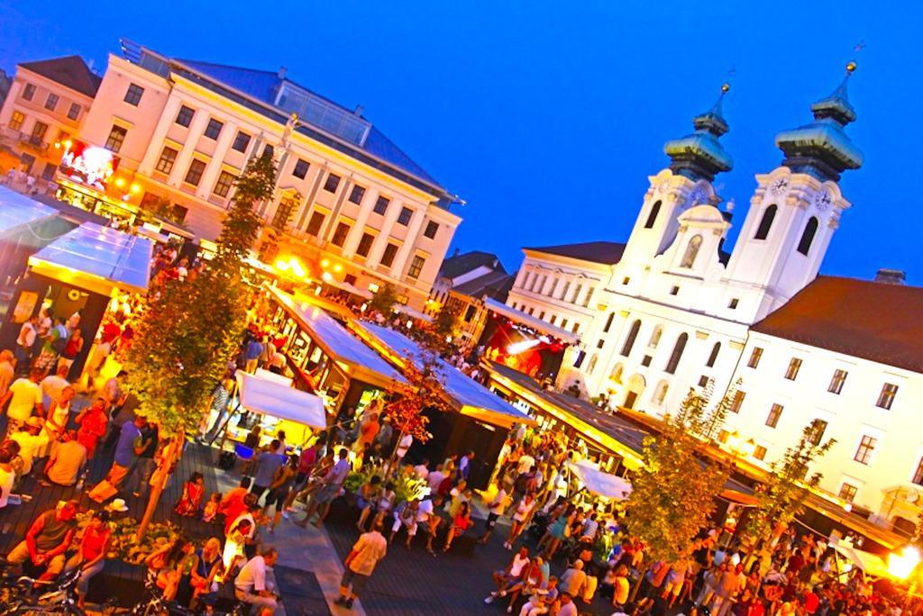 Aurora Premium Home Győr Buitenkant foto